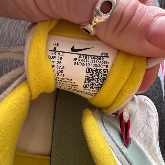 Nike Air Max 270 React Women’s Sneakers - Size 8 - Picture 4 of 9